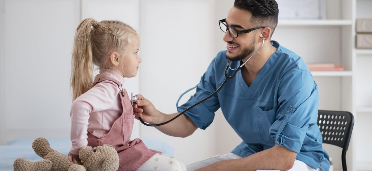 doctor-haciendo-su-trabajo-oficina-pediatria-1-2048x1363 (1)