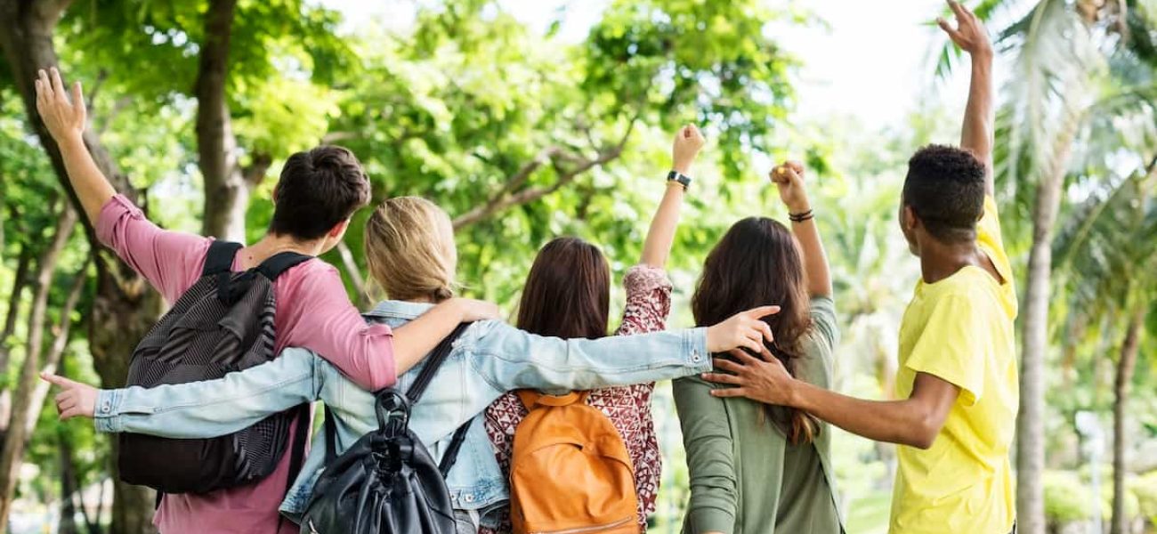 jovenes-amigos-parque-1
