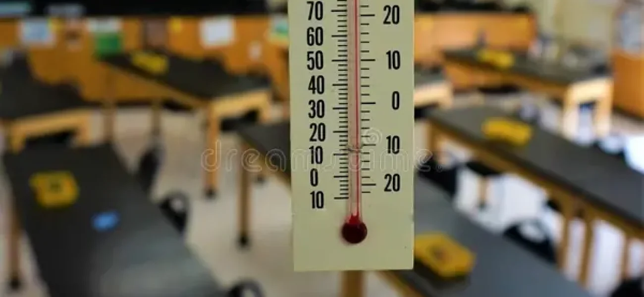termómetro-del-alto-calor-en-la-sala-de-clase-temperatura-medición-instrumento-celsius-y-fahrenheit-cuelga-techo-sitio-alta-147646582